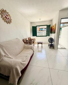 a living room with a couch and a table at Casa completa Av Roberto da Silveira in Paraty