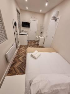 Postel nebo postele na pokoji v ubytování 137 New Stylish Studio Richmond 30mins to Central London