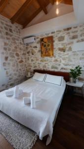 En eller flere senge i et værelse på Art House Seaview Spartylas