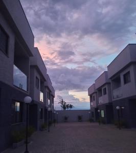 Une rue vide avec des bâtiments et un ciel nuageux dans l'établissement Casa das Cachoeiras, à Botucatu
