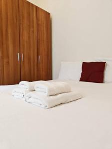 a pile of towels sitting on top of a bed at Speranza in Il-Gżira