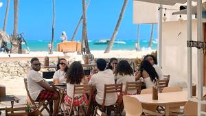 een groep mensen in een restaurant op het strand bij Punta Cana Beach Pool Bavaro 1 in Punta Cana