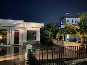 ein Gebäude mit Palmen in der Nacht davor in der Unterkunft Phòng View sân vườn-hồ bơi in Ấp Phú Khương