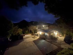 UjimiLodge Crea的夜晚亮着灯的房子