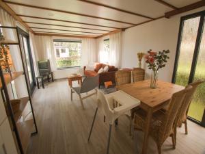 un soggiorno con un tavolo e un divano di Stay with Beach and Minigolf Views a Overbroek Altre 25 foto