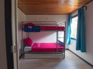 Camera con 2 letti a castello. di Luxury Forest Lodge with Private Garden a Overbroek