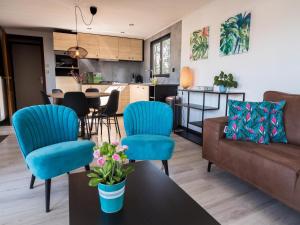 ein Wohnzimmer mit Sofa und Tisch in der Unterkunft Luxury Forest Lodge with Private Garden in Overbroek