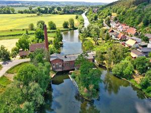 een luchtzicht op een stad naast een rivier bij Family-Friendly Guesthouse in the Oderbruch in Genschmar