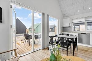 een keuken en eetkamer met een tafel en stoelen bij 940-Hvide-Sande-Langsand-169 in Hvide Sande