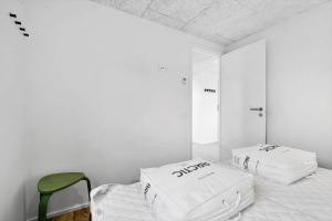 een kamer met twee dozen op een bed met een stoel bij 940-Hvide-Sande-Langsand-169 in Hvide Sande