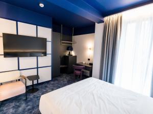 una camera d'albergo con un letto e una scrivania di Mercure Bucharest Cantemir a Bucarest Altre 95 foto