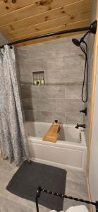 een badkamer met een bad in een kamer bij Escape to Villa Serena - with a Hidden Speakeasy in Dahlonega +110 foto's