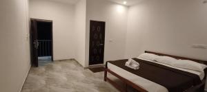 een slaapkamer met een bed in een kamer bij La Nature Retreat in Kuilapayam