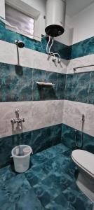 een badkamer met een wastafel en een toilet bij La Nature Retreat in Kuilapayam