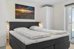 Giường trong phòng chung tại 924-Hvide-Sande-Langsand-137-stuen