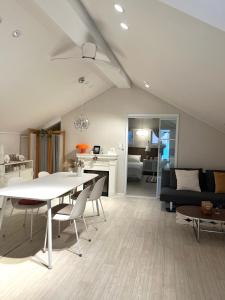 una sala da pranzo e un soggiorno con tavolo e sedie di GreeneStay Sindang DDP Seoul a Seul