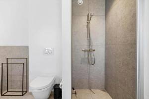 Phòng tắm tại 924-Hvide-Sande-Langsand-137-stuen