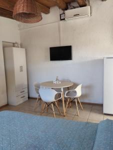 TV/trung tâm giải trí tại LA BARRICA ESTUDIO, Departamento funcional y acogedor con CHECK IN AUTONOMO, en Mendoza Capital Centrico, con hermosa terraza para disfrutar! +13 ảnh