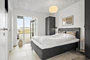 En eller flere senge i et værelse på 9929-Hvide-Sande-Langsand-194-stuen