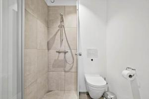 Et badeværelse på 9929-Hvide-Sande-Langsand-194-stuen + 29 billeder