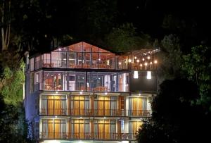 een groot huis met veel ramen 's nachts bij Ivory Canopy Resort - Ella in Ella