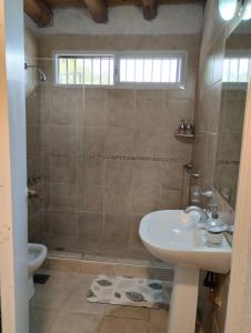 Phòng tắm tại LA BARRICA ESTUDIO, Departamento funcional y acogedor con CHECK IN AUTONOMO, en Mendoza Capital Centrico, con hermosa terraza para disfrutar!