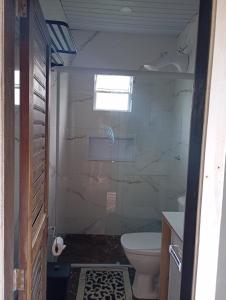 een badkamer met douche en toilet en een raam bij net kit for 4 people in Torres