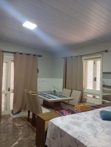 een kamer met een tafel en stoelen en een bed bij net kit for 4 people in Torres