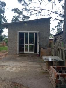 een klein bakstenen huis met een glazen schuifdeur bij net kit for 4 people in Torres