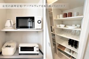 ein Kühlschrank mit Mikrowelle und Toasterofen in der Unterkunft 8Room - Vacation STAY 70847v in Yachimata