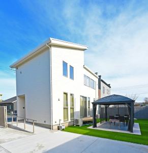 ein weißes Haus mit einem Pavillon in der Unterkunft 8Room - Vacation STAY 70877v in Yachimata