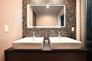 ein Badezimmer mit zwei Waschbecken und einem großen Spiegel in der Unterkunft 8Room - Vacation STAY 70870v in Yachimata + 27 Fotos