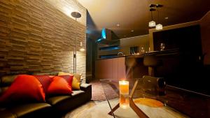 ein Wohnzimmer mit einer Couch und einem Glastisch in der Unterkunft 8Room - Vacation STAY 70870v in Yachimata