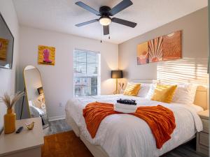 a bedroom with a bed and a ceiling fan at The Enchanted luxe Townhome in Kissimmee