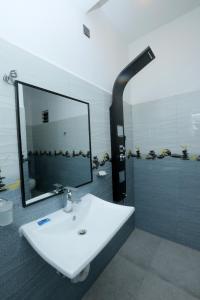 een badkamer met een witte wastafel en een spiegel bij Ivory Canopy Resort - Ella in Ella +58 foto's