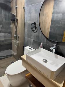 ein Badezimmer mit Waschbecken, Toilette und Spiegel in der Unterkunft Oasis Costa Cana in Punta Cana in Punta Cana