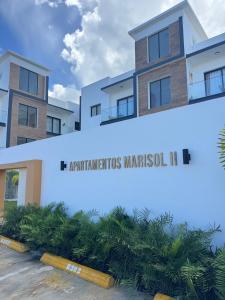 ein Gebäude mit einem Schild für die Wohnungshersteller, wunderbar in in der Unterkunft Oasis Costa Cana in Punta Cana in Punta Cana