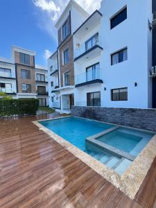 ein Apartment mit einem Pool vor einem Gebäude in der Unterkunft Oasis Costa Cana in Punta Cana in Punta Cana