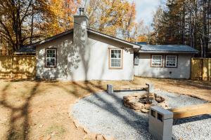 een huis met een vuurplaats ervoor bij Escape to Villa Serena - with a Hidden Speakeasy in Dahlonega