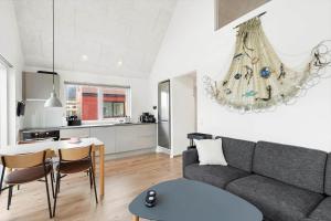 een woonkamer met een bank en een tafel bij 9952-Hvide-Sande-Langsand-204 in Hvide Sande