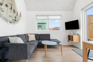 een woonkamer met een bank en een tafel bij 9952-Hvide-Sande-Langsand-204 in Hvide Sande