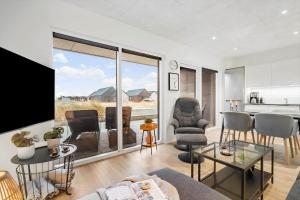 Khu vực ghế ngồi tại 921-Hvide-Sande-Langsand-180-stuen