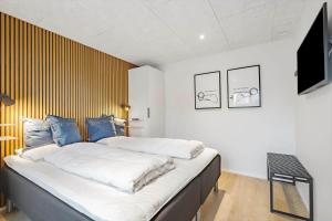 Giường trong phòng chung tại 921-Hvide-Sande-Langsand-180-stuen