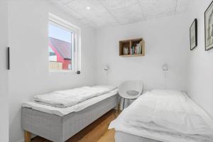 una camera da letto con due letti, una scrivania e una finestra di 949-Hvide-Sande-Langsand-161 a Hvide Sande