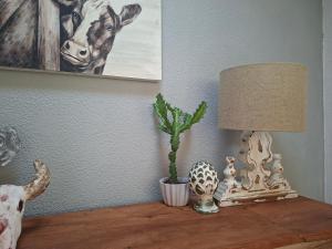 una tavola con una lampada e una pianta di Casa Veta Qro a Villa del Pueblito