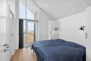 En eller flere senge i et værelse på 914-Hvide-Sande-Langsand-196-1-sal