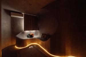 een badkamer met een badkuip met wandverlichting bij Eos Wellness by Amazonia in Tulum +140 foto's