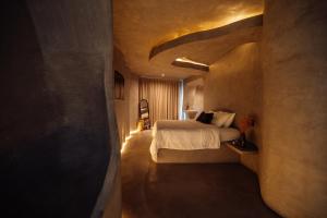 een slaapkamer met een bed in een kamer bij Eos Wellness by Amazonia in Tulum