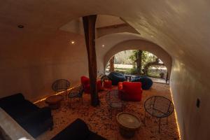 een woonkamer met een bank en stoelen bij Eos Wellness by Amazonia in Tulum