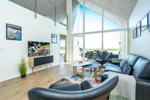 een woonkamer met een bank en een tv bij 903-Hvide-Sande-Langsand-94 in Hvide Sande